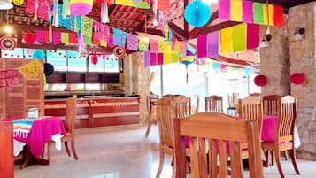 2 restaurantes; se sirve desayuno, almuerzo y cena