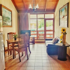 Suite junior, 1 habitación, no fumadores, vistas al jardín | 1 dormitorio, ropa de cama de alta calidad, caja fuerte