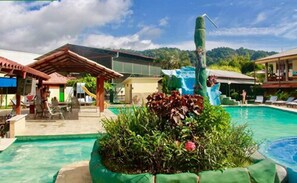 Ulkouima-allas avoinna 8.00–23.00, aurinkotuoleja