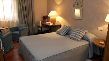 Habitación doble | Minibar, mobiliario individual, cunas gratuitas y camas supletorias