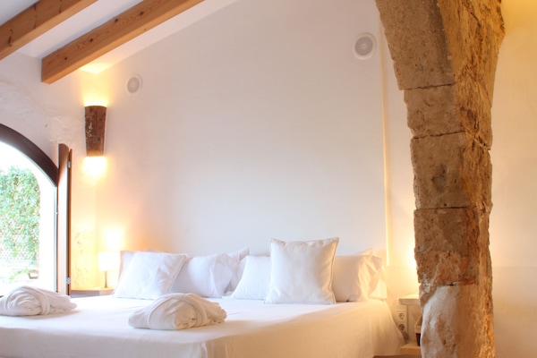 Free minibar, in-room safe, desk, soundproofing