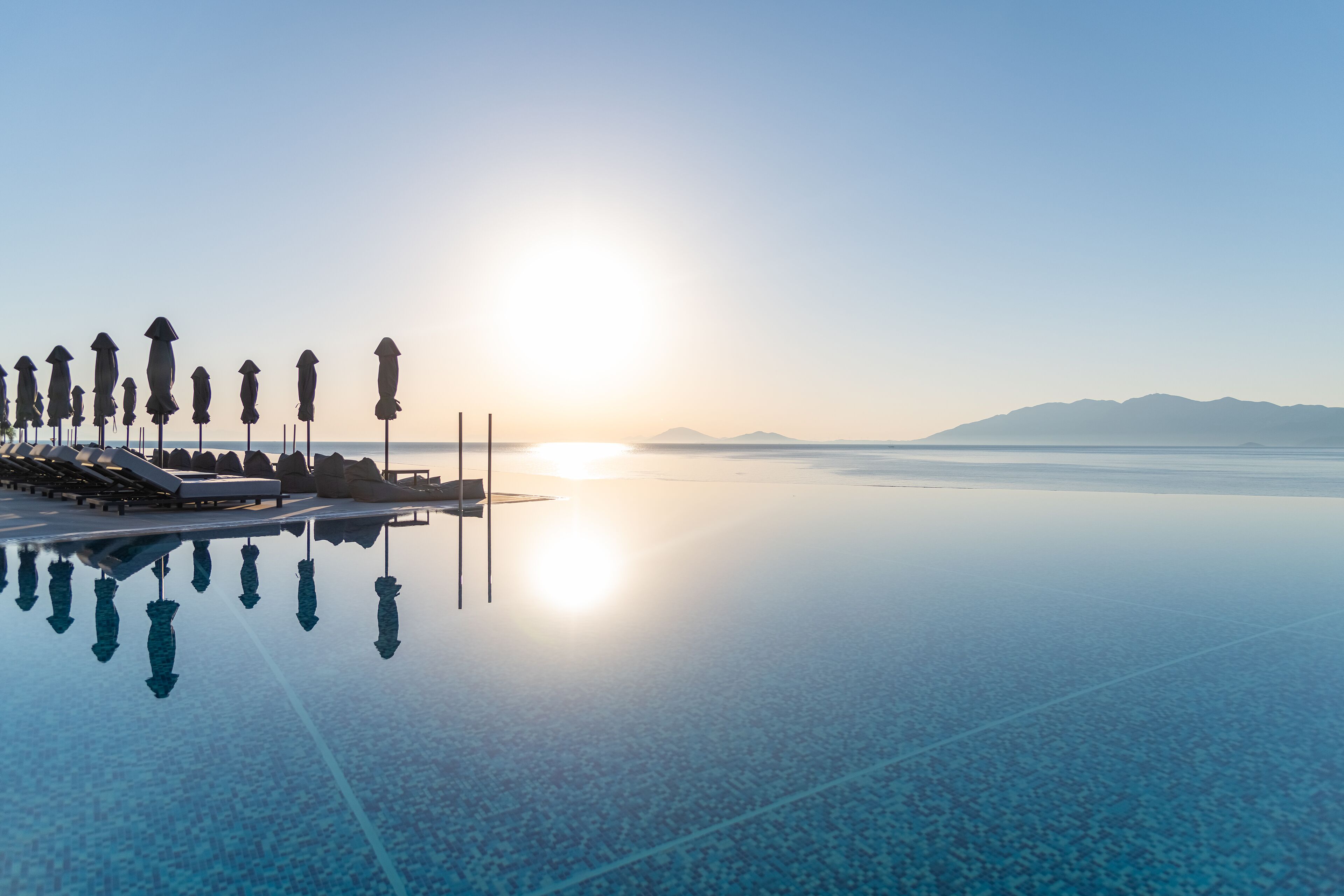 Innenpool, 3 Außenpools, Sonnenschirme, Liegestühle