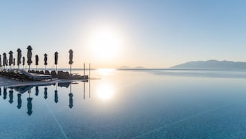 Innenpool, 3 Außenpools, Sonnenschirme, Liegestühle