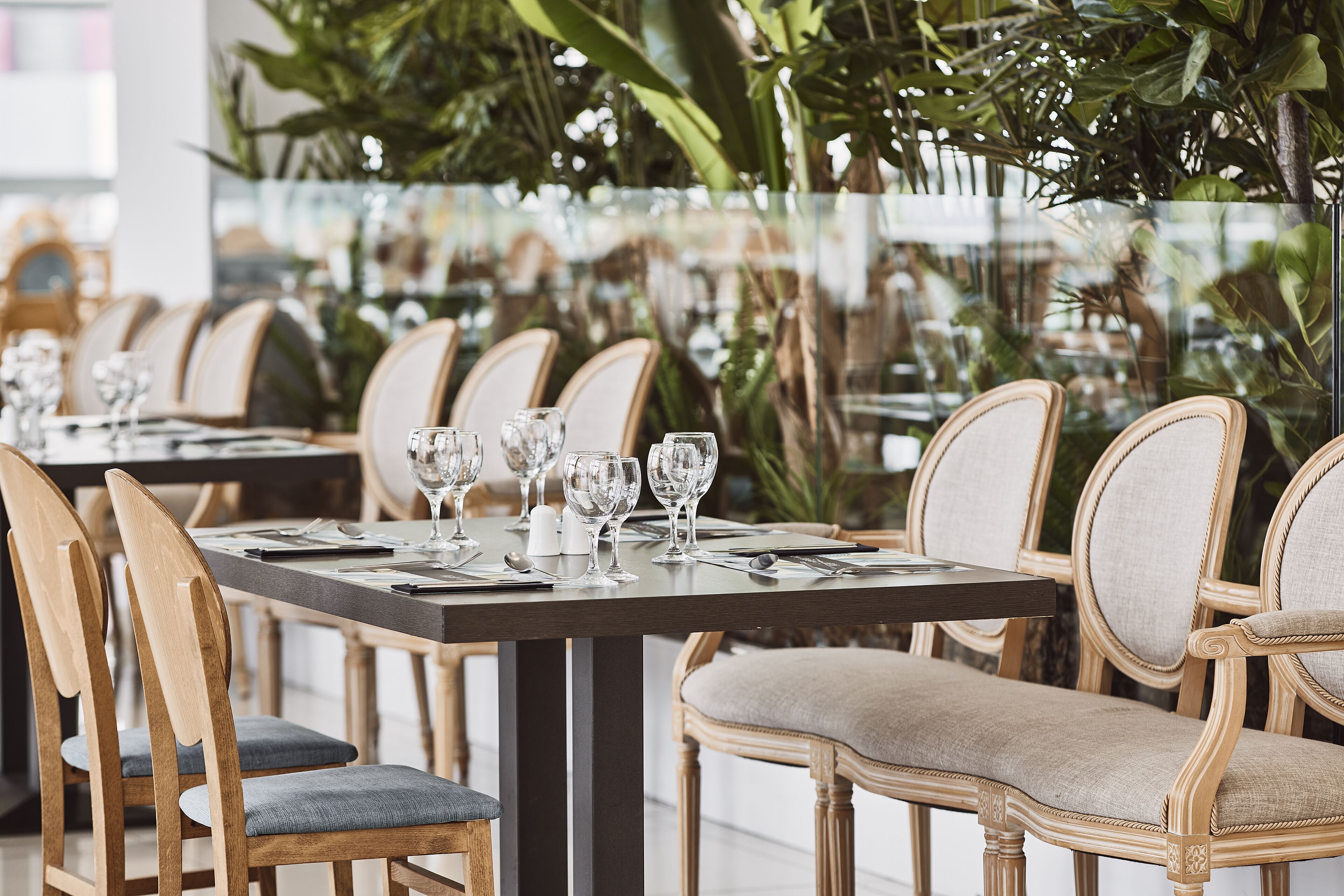 3 restaurants; breakfast, lunch, and dinner served