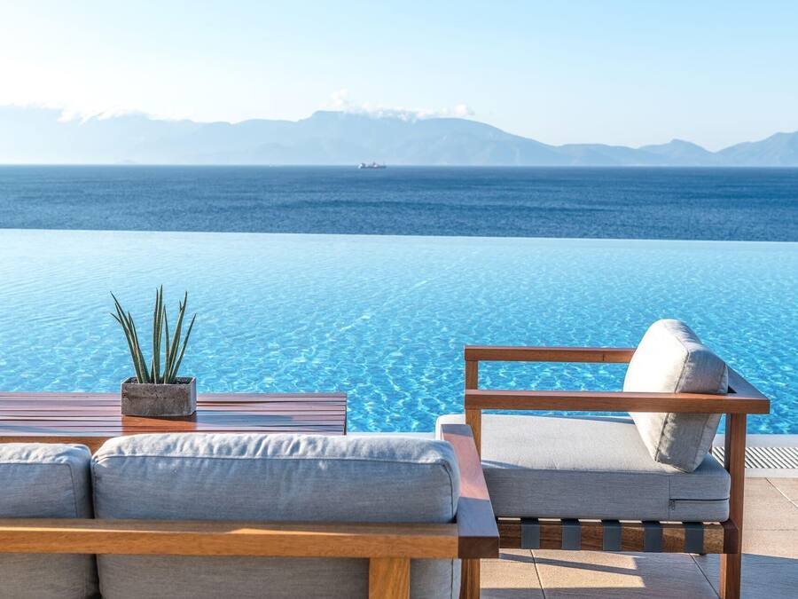 3 restaurants, breakfast, lunch, dinner served; Mediterranean cuisine