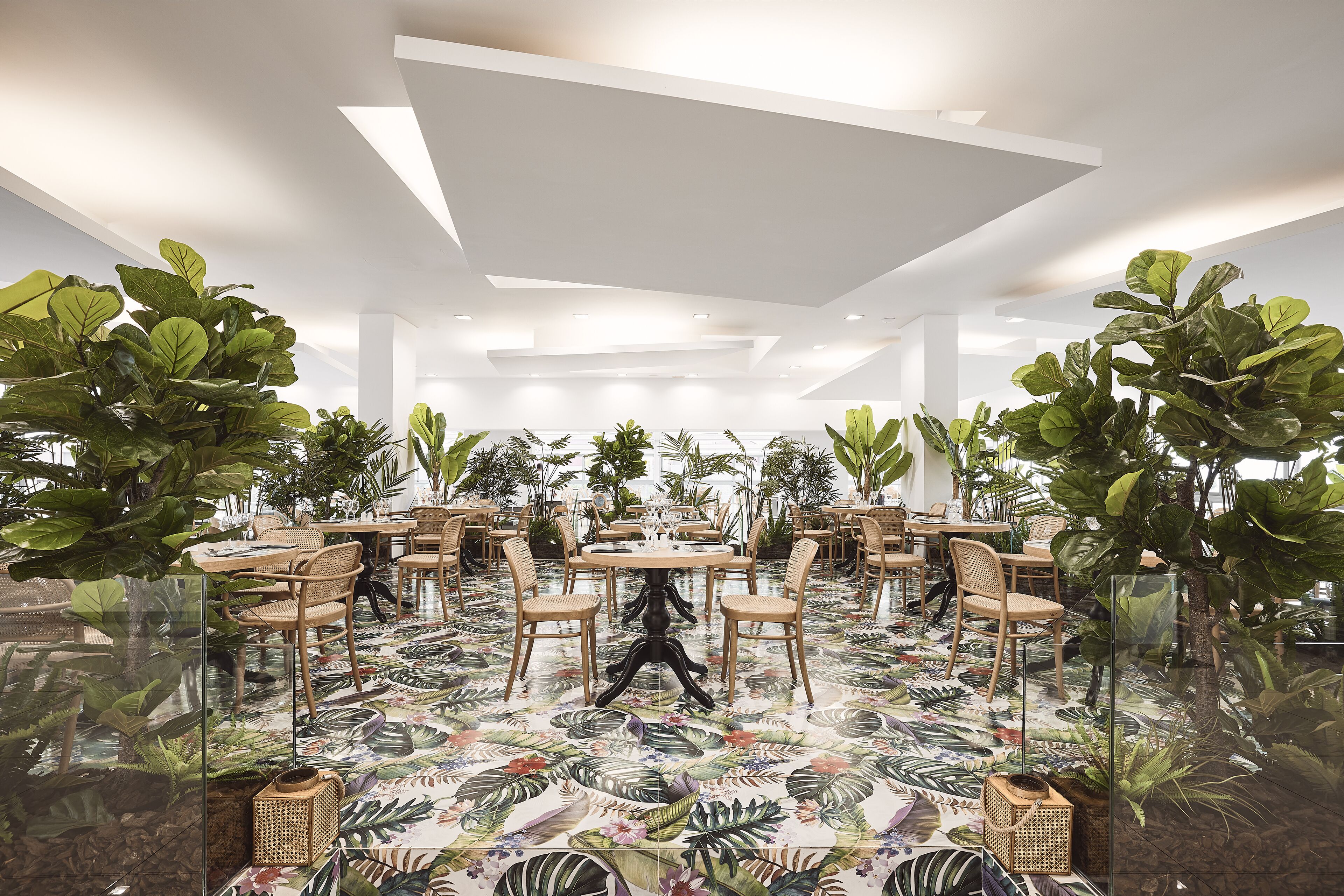 3 restaurants, breakfast, lunch, dinner served; italian cuisine