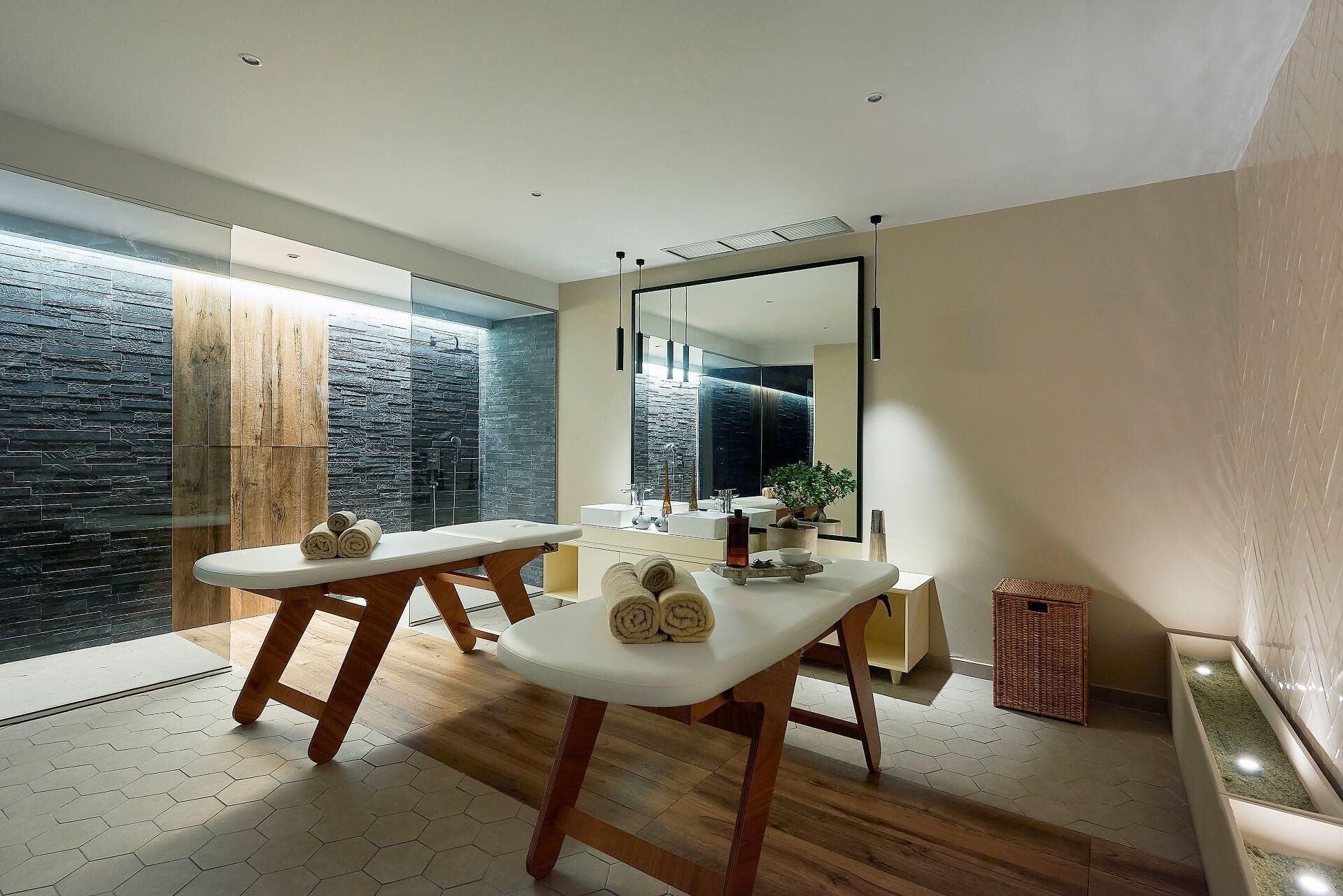 Salas de tratamiento para parejas, un sauna, baño turco