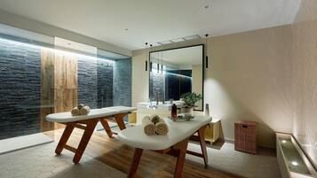 Salas de tratamiento para parejas, un sauna, baño turco