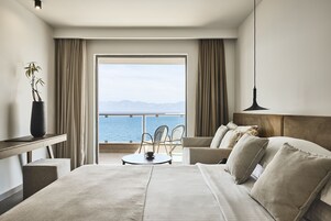 Premium Room Sea Facing | 高档床上用品、客房内保险箱、办公桌、遮光窗帘