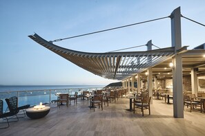 3 restaurantes; se sirven desayunos, almuerzos y cocina mediterránea 
