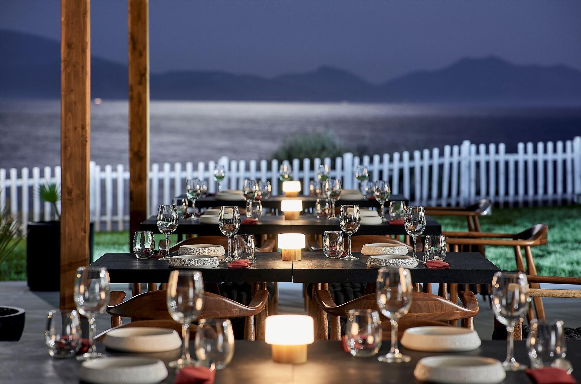 3 restauranter; serverer morgenmad, frokost og middelhavsretter