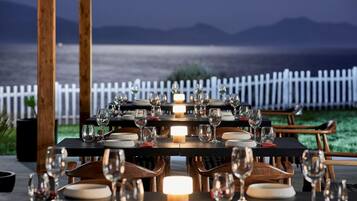 3 restauranter; serverer morgenmad, frokost og middelhavsretter