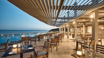 3 restauranter; serverer morgenmad, frokost og middelhavsretter