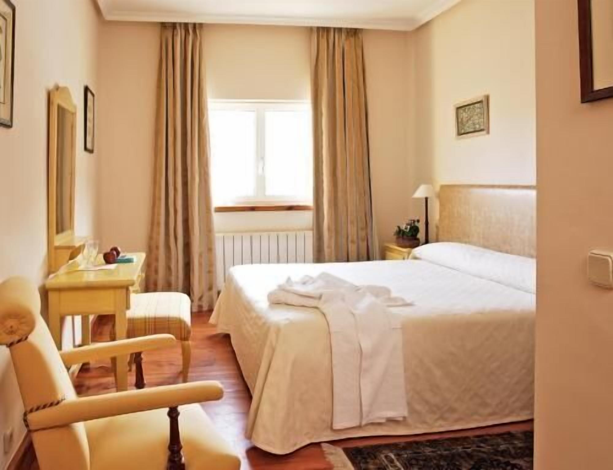Minibar, bureau, lits bébé (gratuits), Wi-Fi gratuit
