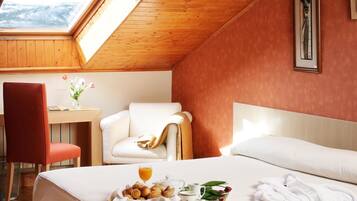 Superior kamer, 1 twee- of 2 eenpersoonsbedden | Een minibar, een bureau, gratis babybedden, gratis wifi