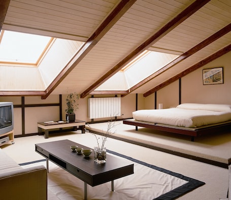 Suite | Minibar, desk, free cribs/infant beds, free WiFi