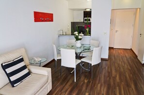 สตูดิโอ | ตู้นิรภัยในห้องพัก, โต๊ะทำงาน, เตารีด/โต๊ะรีดผ้า