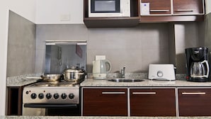 Estudio | Cocina privada | Cafetera y tetera, refrigerador, microondas y tetera eléctrica 