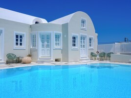 Outdoor pool, pool umbrellas, sun loungers