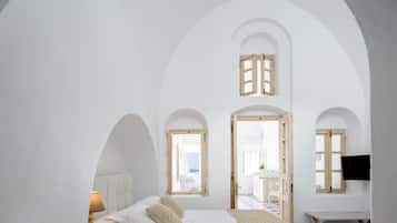 Junior suite (Sea View & Volcano View) | Luxe beddengoed, bedden met traagschuimmatrassen, een kluis op de kamer