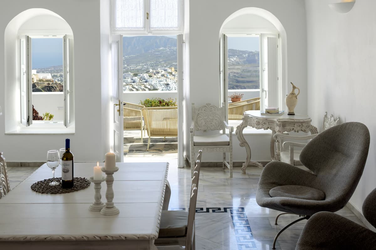 Master Suite with Sea View & Volcano View | Living area | 32-cm flat-screen TV with satellite channels, TV