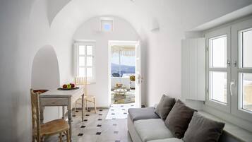 Petite Cave Suite - Caldera Sea view & Volcano View | Vista desde la habitación