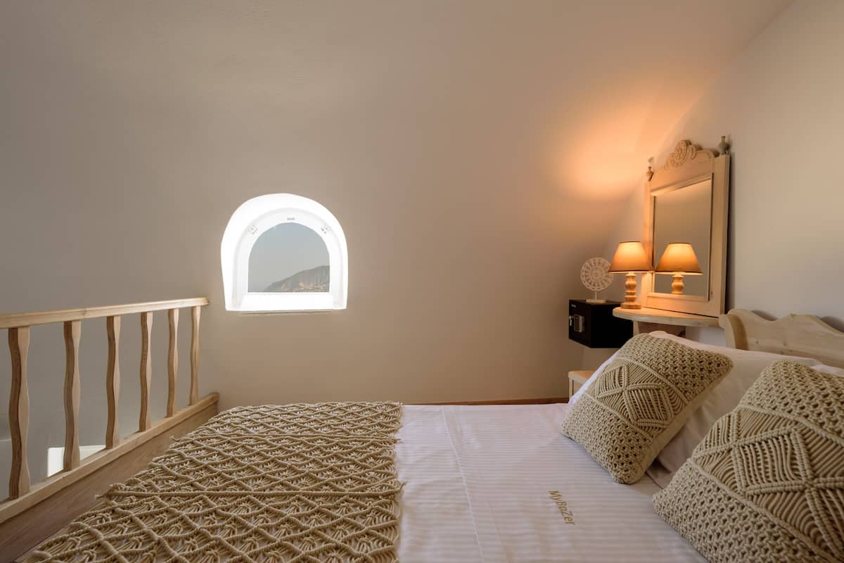 Premier Maisonette Cave Suite - Caldera Sea view & Pool view | 고급 침구, 메모리폼 침대, 객실 내 금고, 암막 커튼