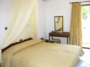 Minibar, in-room safe