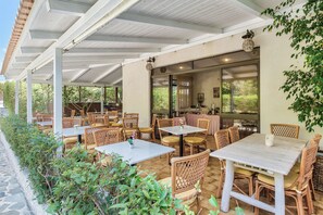 Outdoor dining - Hotel Aquarius (Zante)