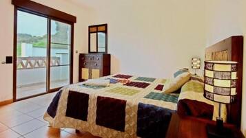 1 slaapkamer, een kluis op de kamer, een bureau, wifi