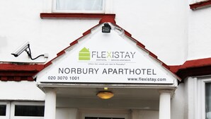 Señal para el Norbury Aparthotel, con un número de contacto y sitio web.