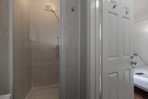 Double Room, Private Bathroom | Bilik Mandi | Pancuran mandi, kelengkapan dandanan diri percuma, pengering rambut 