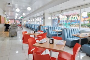Se sirven comidas, cenas y cocina internacional 