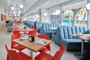 Lunch and dinner served, international cuisine