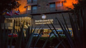 Un hotel con un letrero que dice "Best Western Plus Gran Hotel Centro Histórico".