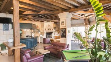 Coin salon dans le hall