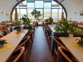 Desayuno buffet diario (EUR 11.5 por persona)