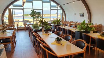 Desayuno buffet (EUR 11.5 por persona)