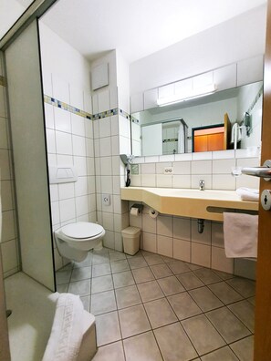Shower, free toiletries, hair dryer, towels - Sun Parc Hotel (Ringsheim)