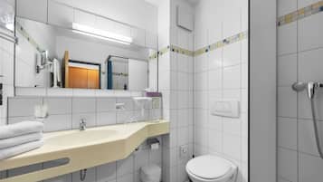 Douche, articles de toilette gratuits, sĂšche-cheveux