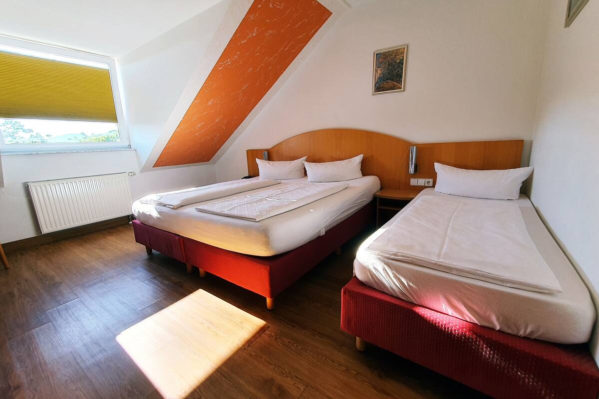 triple room | desk, soundproofing, rollaway beds, free wifi