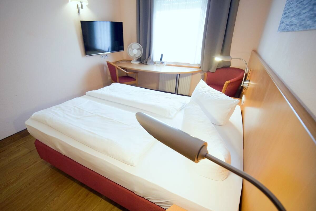 double room | desk, soundproofing, rollaway beds, free wifi