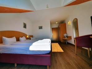 Habitación triple | Escritorio, sistema de insonorización, camas supletorias y wifi gratis