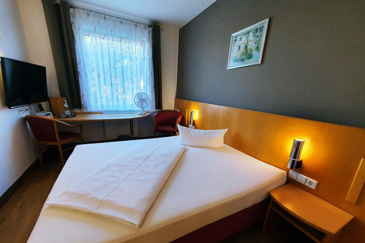 Een bureau, geluiddichte muren, extra bedden, gratis wifi