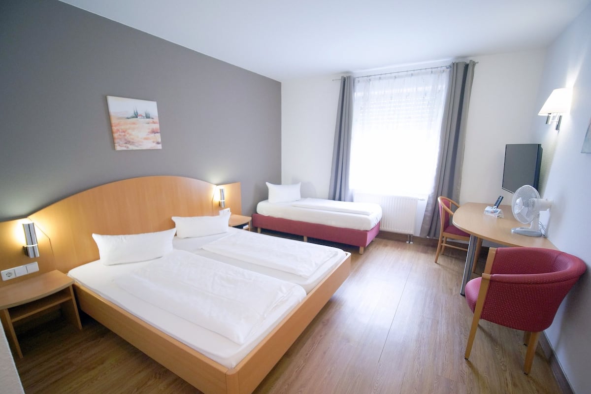 Driepersoonskamer | Een bureau, geluiddichte muren, extra bedden, gratis wifi