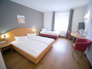 Triple Room | Desk, soundproofing, rollaway beds, free WiFi - Sun Parc Hotel (Ringsheim)