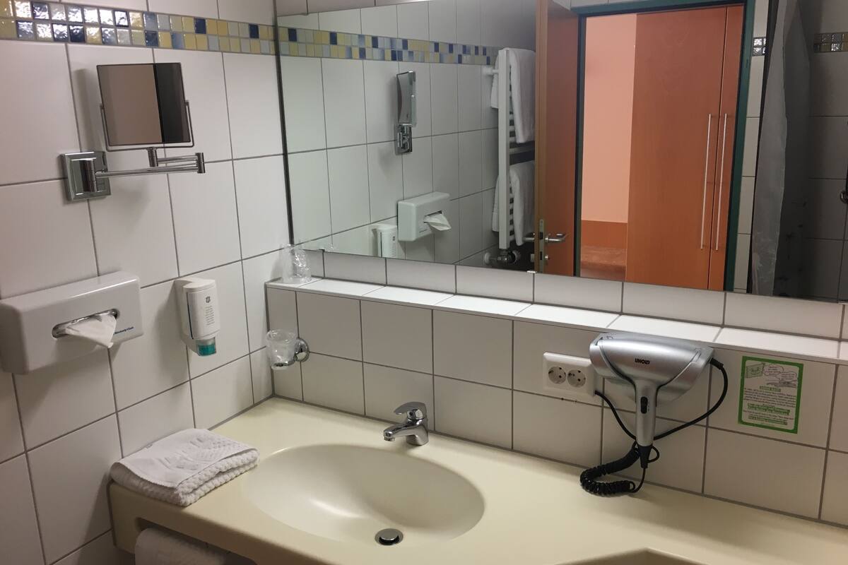 shower, free toiletries, hair dryer, towels