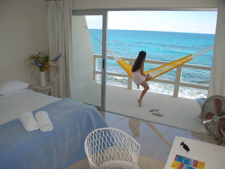 Minibar, caja de seguridad en la habitación y decoración personalizada