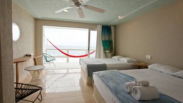 Habitación doble, vistas al mar | Minibar, caja fuerte, escritorio y cortinas opacas