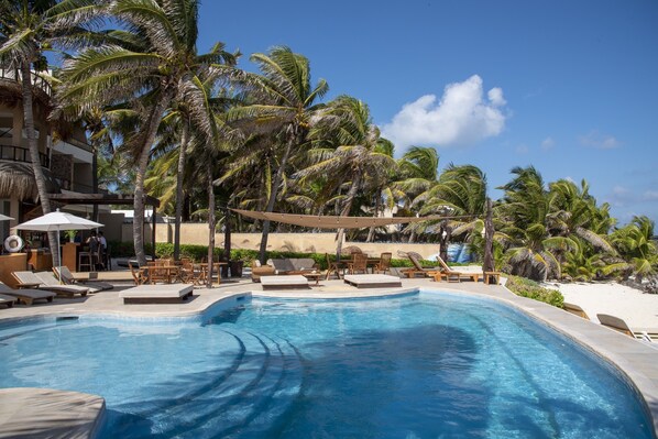 Outdoor pool, pool loungers